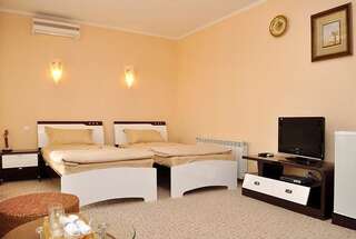 Отель Отель Арле Бердянск Стандартный двухместный номер с 2 отдельными кроватями-2